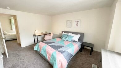 Carriage Hill East Apartments and Townhomes in East Lansing, MI - Building Photo - Building Photo