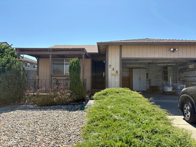 746 Bronte Ave