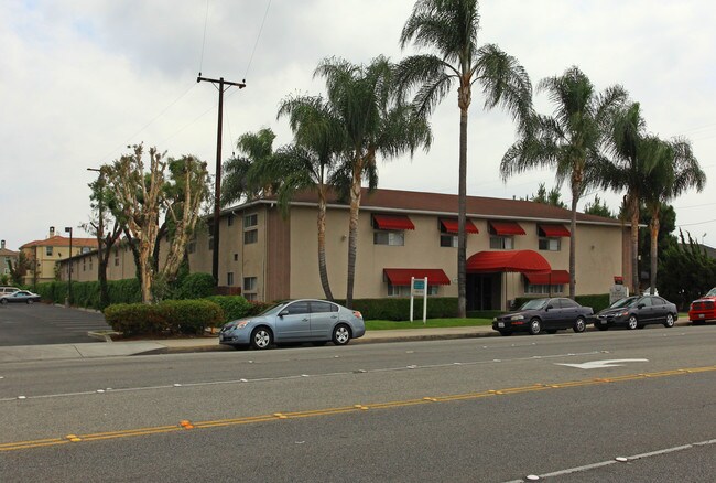 Woodruff Apartments in Bellflower, CA - Foto de edificio - Building Photo