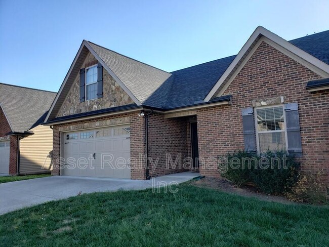 235 Stonefield Dr in Harrogate, TN - Foto de edificio - Building Photo