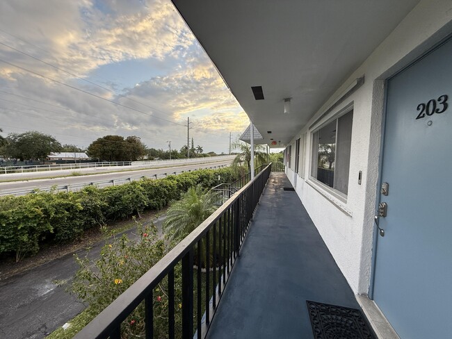 2480 Lake Osborne Dr in Lake Worth Beach, FL - Foto de edificio - Building Photo