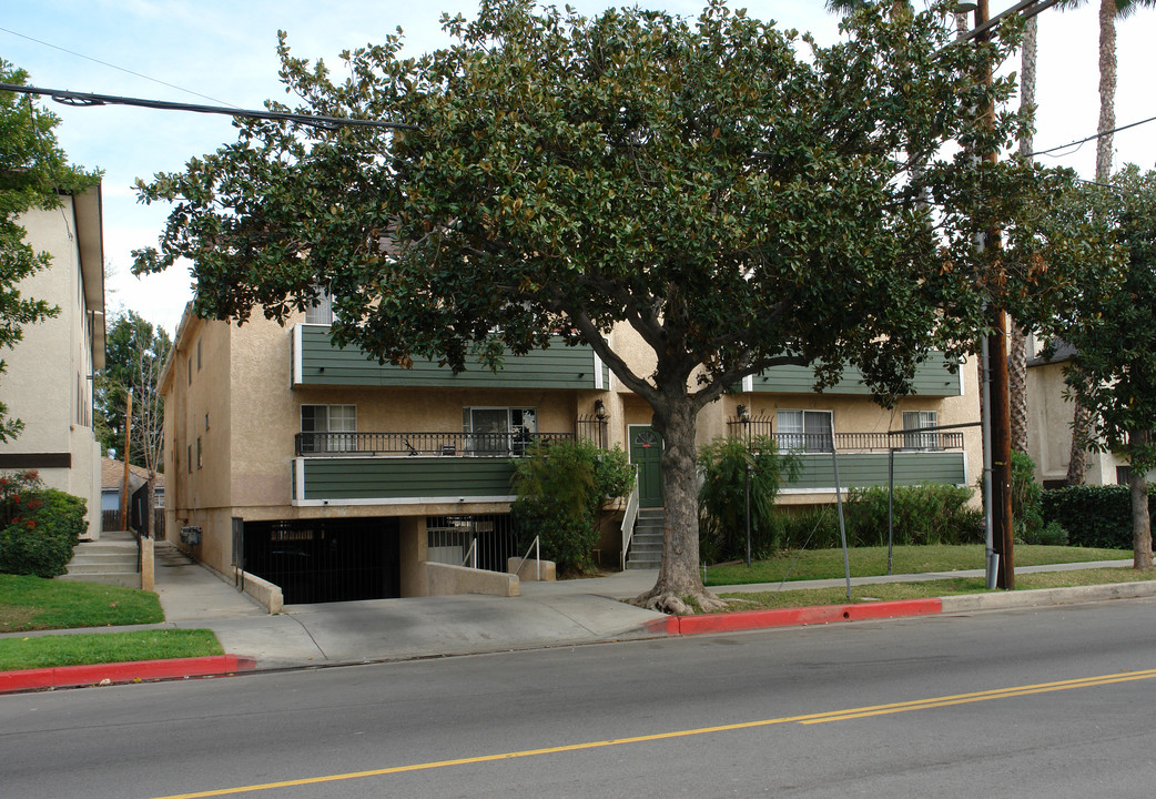 6450 Hazeltine Ave in Van Nuys, CA - Building Photo