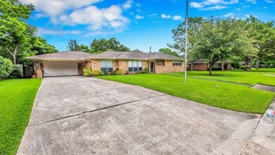 7919 Montglen Dr in Houston, TX - Foto de edificio - Building Photo