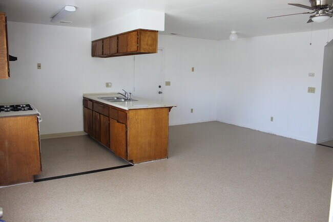 229 S F St-Unit -C in Porterville, CA - Building Photo - Building Photo