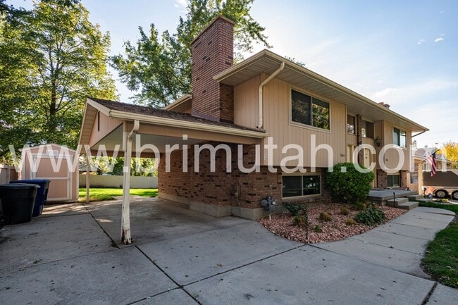 3564 E 7800 S in Cottonwood Heights, UT - Foto de edificio - Building Photo