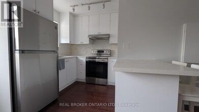 2209 Gerrard St E in Toronto, ON - Building Photo - Building Photo