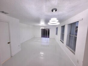 19340 SW 103rd Ct in Cutler Bay, FL - Foto de edificio - Building Photo
