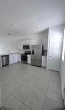 3064 Skyline Lp in Kissimmee, FL - Foto de edificio - Building Photo