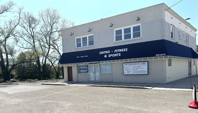 357 Hicksville Rd-Unit -2nd fl in Bethpage, NY - Foto de edificio - Building Photo