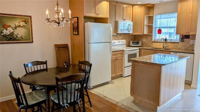 2929 SE Ocean Blvd in Stuart, FL - Building Photo - Building Photo