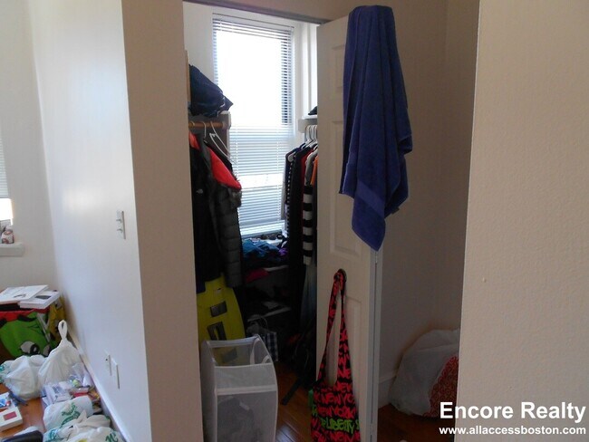 52 Burbank St, Unit 11 in Boston, MA - Foto de edificio - Building Photo
