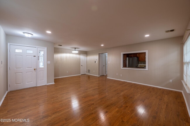 157 Tulip Ln in Freehold, NJ - Foto de edificio - Building Photo