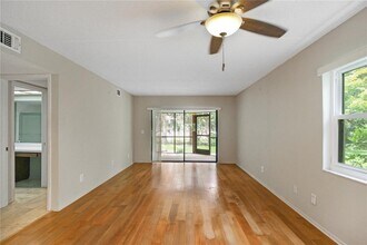 135 Woodlake Wynde in Oldsmar, FL - Foto de edificio - Building Photo