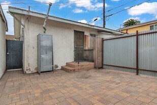 447 E 101st St in Los Angeles, CA - Building Photo
