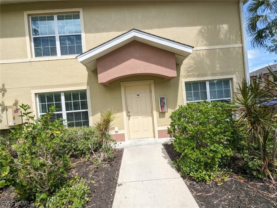 9072 Gervais Cir in Naples, FL - Building Photo