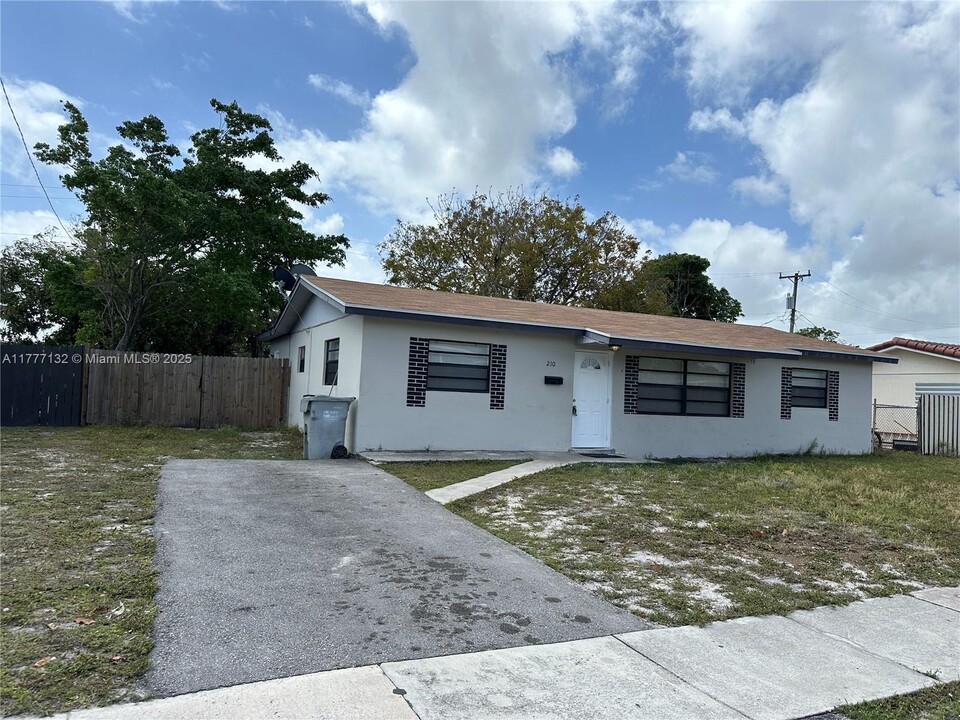 210 NW 18th St in Pompano Beach, FL - Foto de edificio