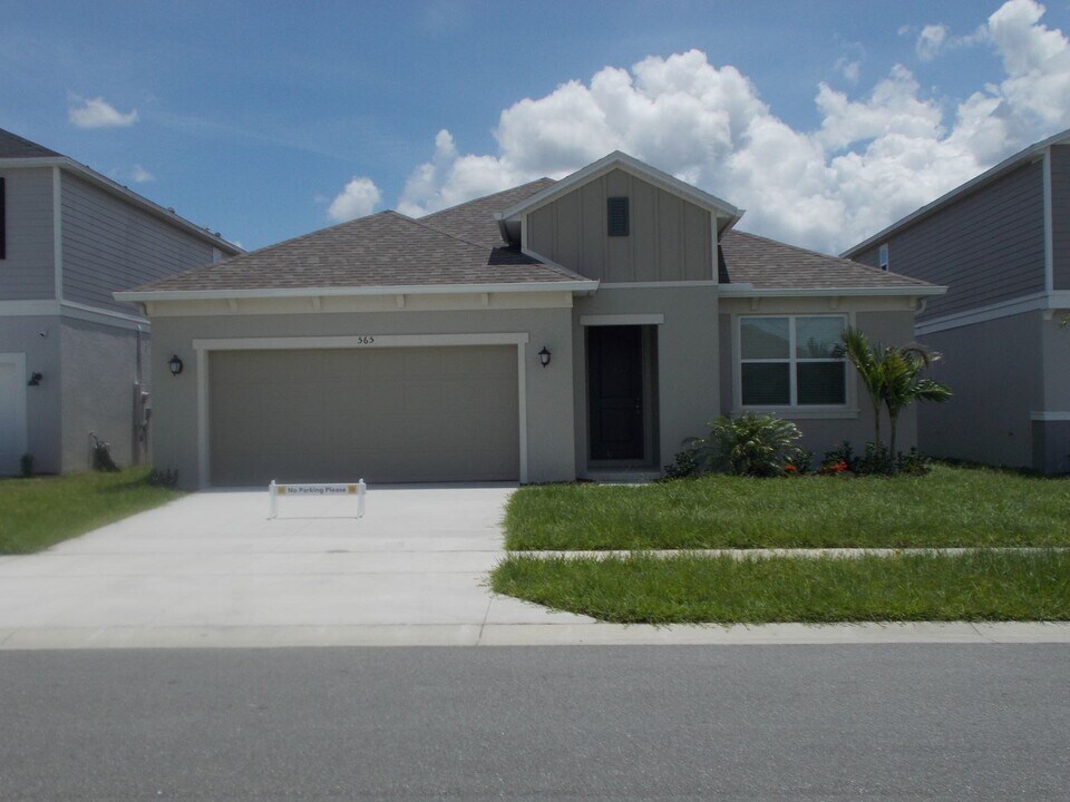 565 Overpool Ave in Davenport, FL - Foto de edificio