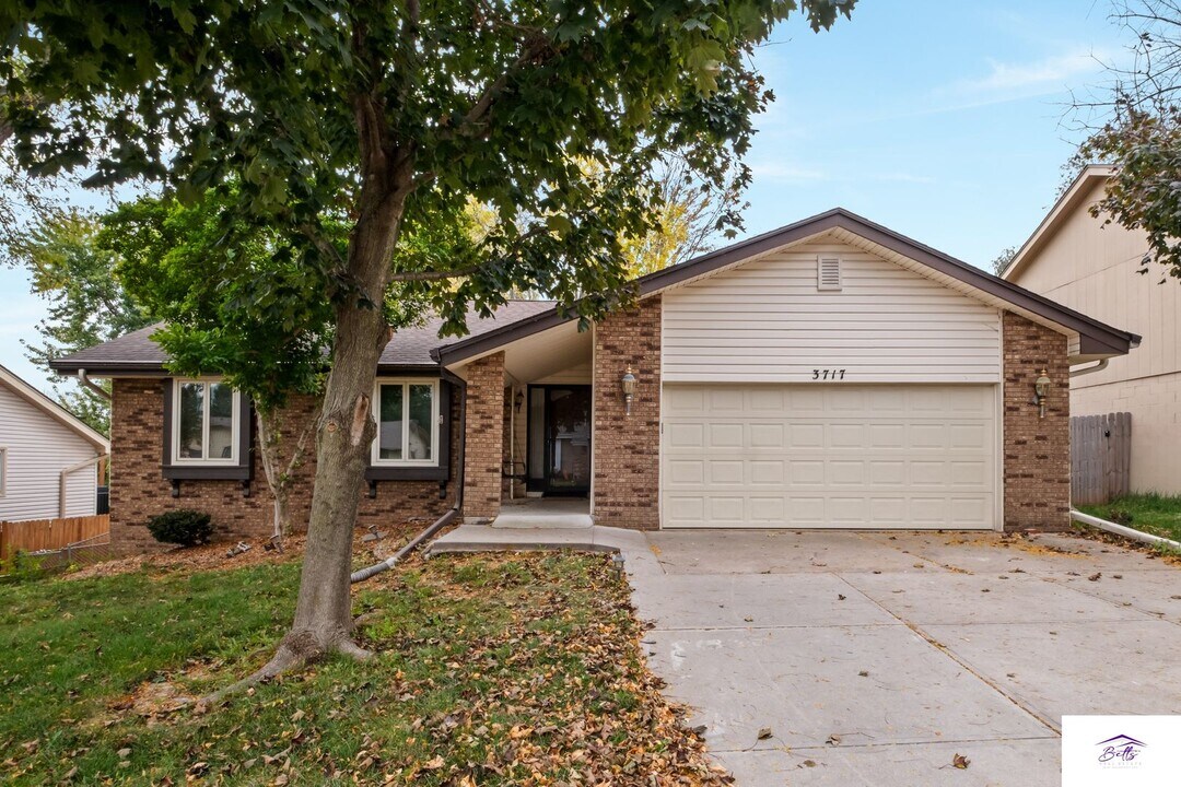 3717 Burr Oak Dr in Bellevue, NE - Building Photo
