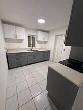 2445 SW 90th Ave in Miami, FL - Foto de edificio - Building Photo