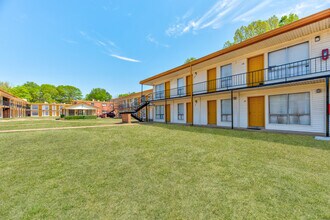Cherry Creek Apartments- 1 month FREE! in Memphis, TN - Building Photo - Building Photo