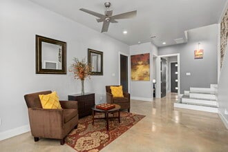 326 Clay St in San Antonio, TX - Foto de edificio - Building Photo