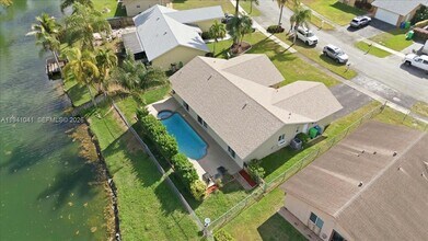 9349 NW 47th St in Sunrise, FL - Building Photo - Building Photo