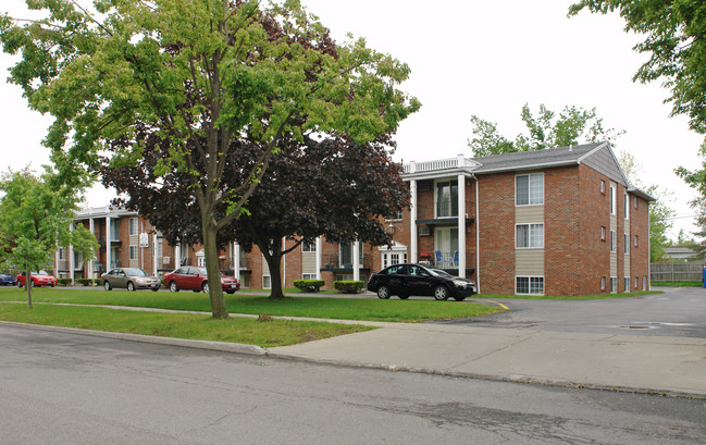 Colonial Village Apartments in Tonawanda, NY - Building Photo - Building Photo