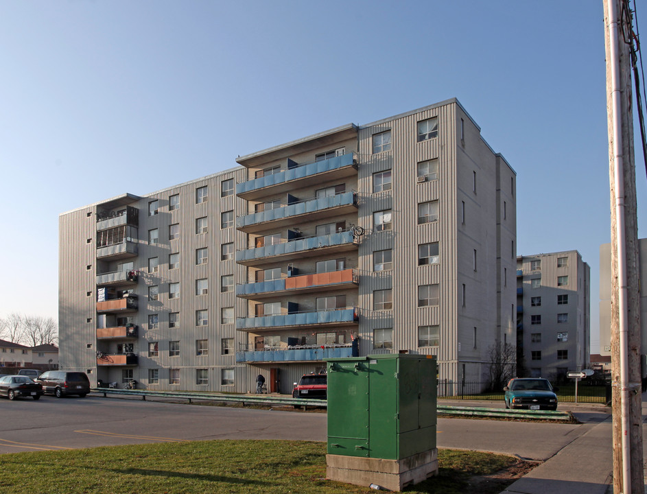 Rose Garden Apartments in Oshawa, ON - Building Photo