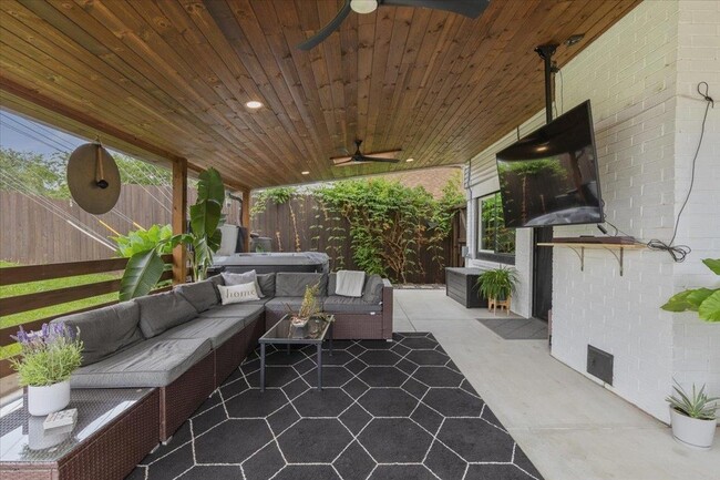 208 Skyloop Dr