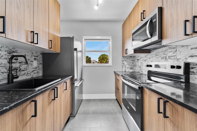 2363 NW 15th St in Miami, FL - Building Photo - Building Photo