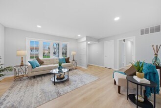 593 Bristol Ln in Elk Grove Village, IL - Building Photo - Building Photo