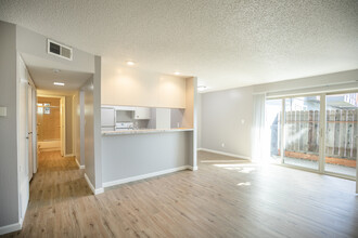 Jersey Way Apartments in Sacramento, CA - Foto de edificio - Interior Photo