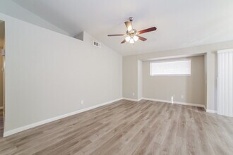 3008 Silver Canyon Ln in North Las Vegas, NV - Foto de edificio - Building Photo