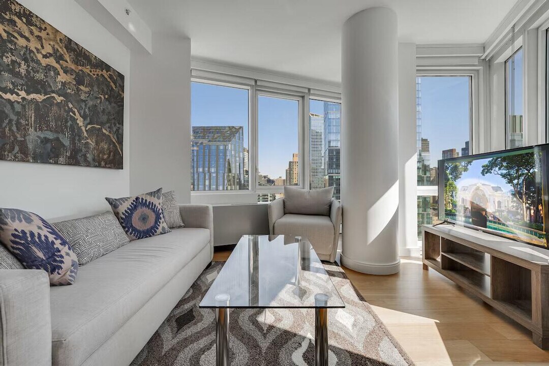 625W W 57th St in New York, NY - Building Photo