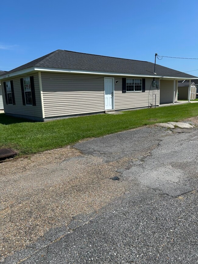 2533 Huey P Long Ave in Gretna, LA - Foto de edificio - Building Photo