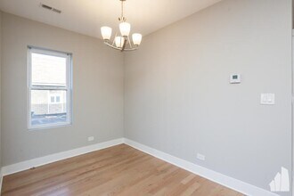 2437 N Ashland Ave in Chicago, IL - Building Photo - Building Photo