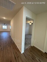 7064 W Wren Ave in Visalia, CA - Foto de edificio - Building Photo