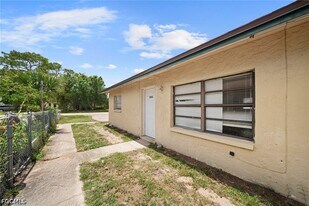 5553 Fifth Ave in Ft. Myers, FL - Building Photo