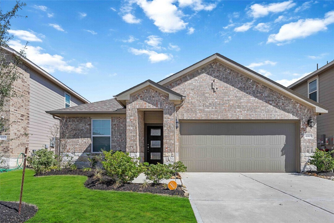 6915 Ventura Dr in Arcola, TX - Building Photo