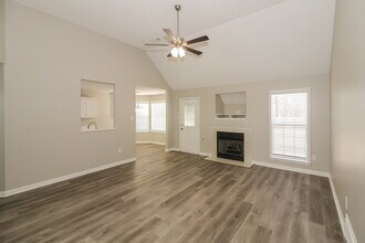 200 Cameron Dr, Unit 163 in Oakland, TN - Foto de edificio - Building Photo