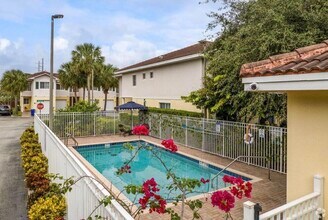 5122 NW 30th Ln in Fort Lauderdale, FL - Foto de edificio - Building Photo