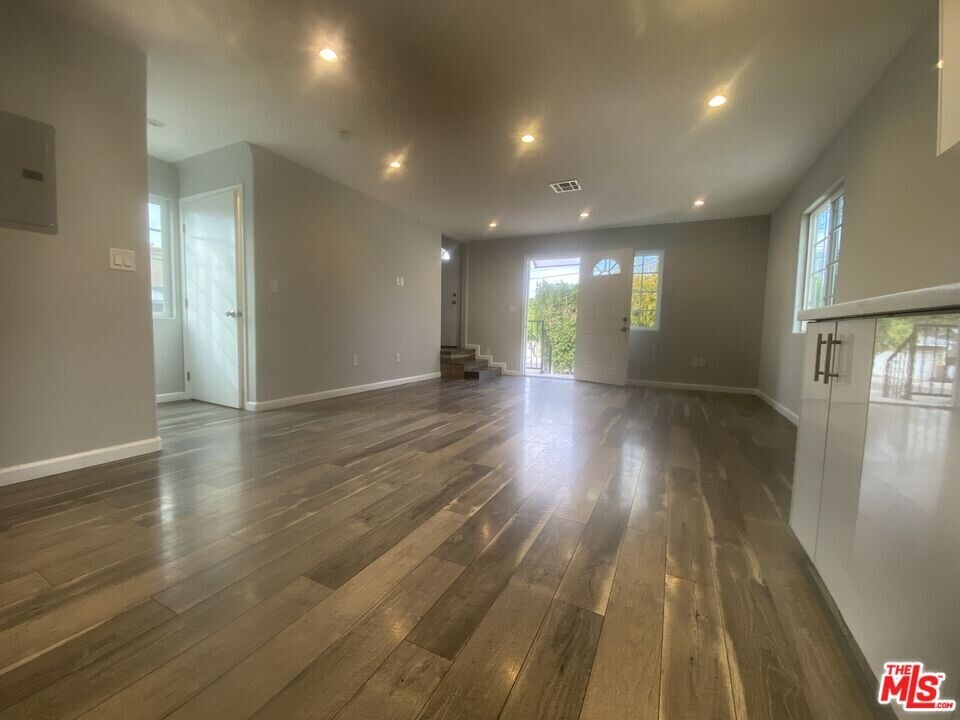 8448 Fenwick St in Los Angeles, CA - Building Photo