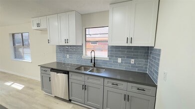 829 Canfield St in Liberty, TX - Foto de edificio - Building Photo