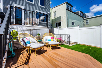 452 W 4th St, Unit 452 West 4th St in Boston, MA - Foto de edificio - Building Photo
