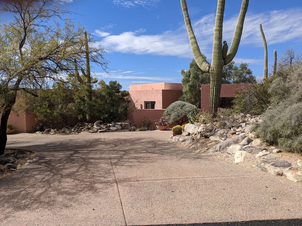 5556 E Círculo Terra in Tucson, AZ - Building Photo