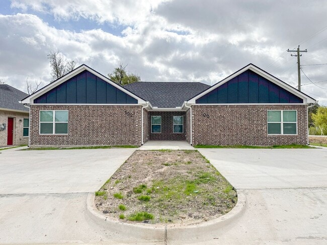 106-102 Vitava Dr in West, TX - Building Photo - Building Photo