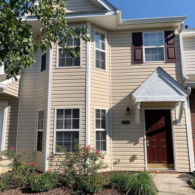 property at 915 Par One Ct