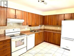 260 Brittany Dr in Ottawa, ON - Building Photo - Building Photo