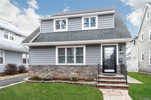 9 Capitol Ave in Williston Park, NY - Building Photo