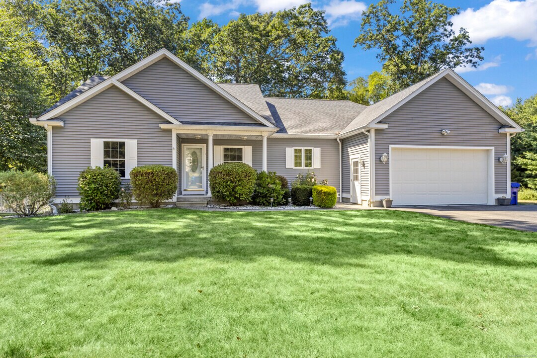 1 Arrowhead Trail in Waterford, CT - Building Photo